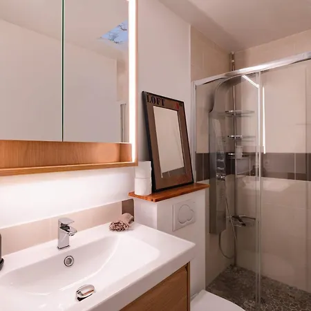 Bright 2br With Balcony Chic Apartment *